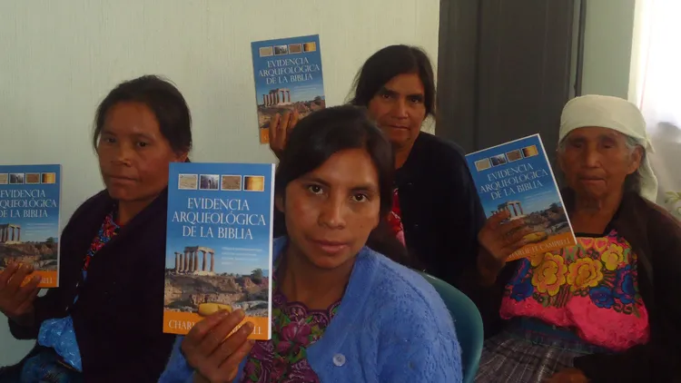 Entrega de materiales a las liderezas